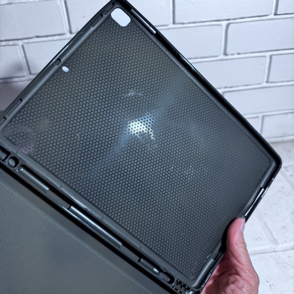 iPad case, Gothic rose sugar skulls, red, black and green - Picture 7 of 8